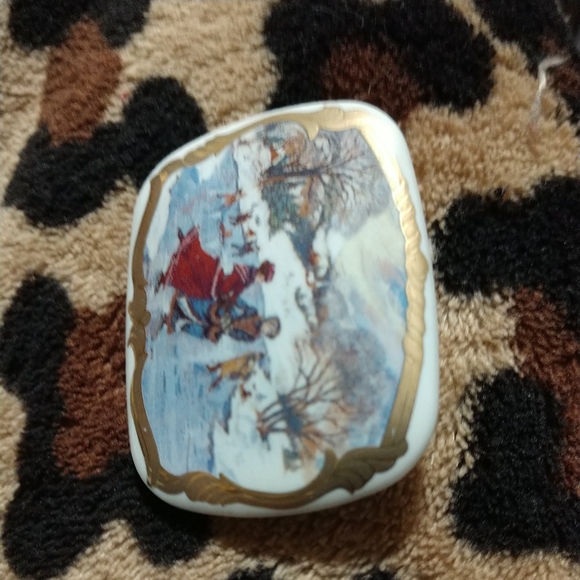⛸️Vintage Mural Ice Skating Theme BROOCH PIN 2" x 1.5" Invigorating - Picture 4 of 8